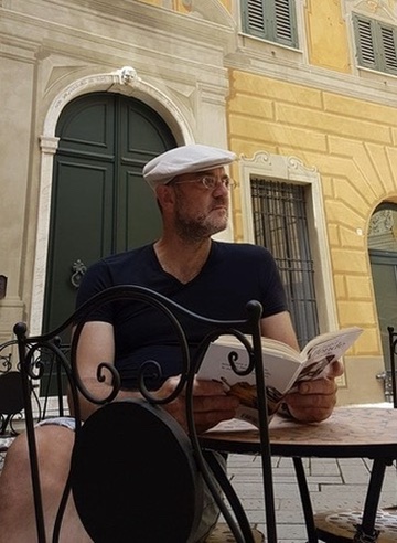 Alessandro Ghisalberti legge all'aperto